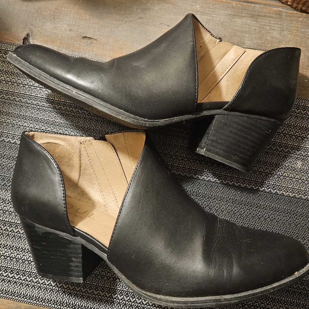 NATURALIZER SOUL CUT OUT,ZIPPERED SHOES.GREAT STYLE. GOES WITH ANY CASUAL GARB!